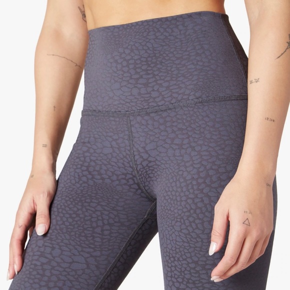 Beyond Yoga Set, Feline Jacquard High Waisted Midi Legging & Cropped Tank - Picture 6 of 16